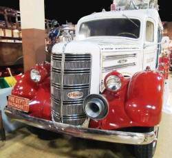 1947 mack flood light wagon 2