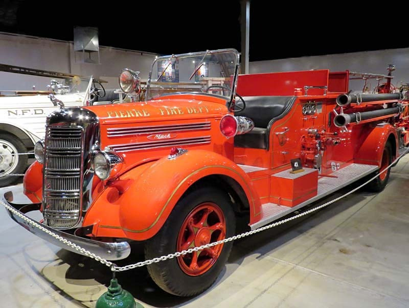 1948 mack model 45s  district  fire engine